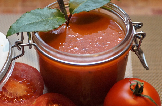Neviete čo s úrodou paradajok? Skúste si urobiť domáci kečup